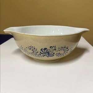 PYREX Homestead  Cinderella 443  2.5 qt   Vintage  1970s  Mixing  Bowl